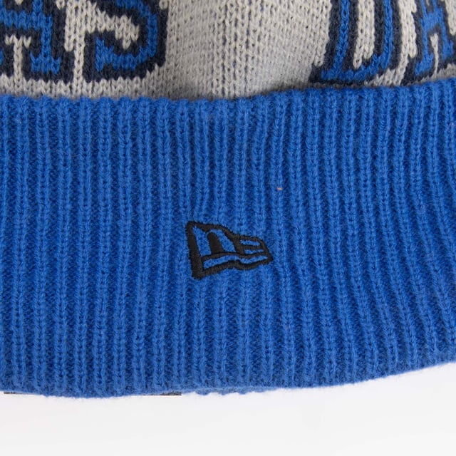 Mens New Era Dallas Mavericks NBA Tip Off 2023 Bobble Knit Hat in blue.- Knitted.- Embroidered graphic.- 90% Polyester  10% Wool.- Ref: 60421481