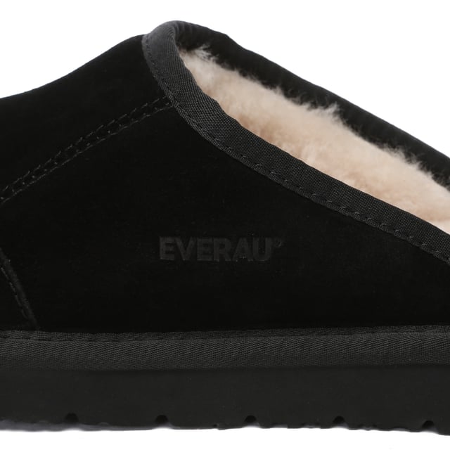 EVER AU Herenpantoffels-LARK De Lark Slippers omarmen een minimalistische maar authentieke aanpak en geven prioriteit aan uitzonderlijke kwaliteit, functionaliteit en langdurige prestaties. Deze pantoffel is gemaakt met een tijdloos leren suède bovenwerk en versierd met Australische schapenvacht en is voorbestemd om een essentieel item in je schoenencollectie te worden. Beschrijving: Suède bovenwerk Schapenvacht-wollen voering Binnenzool van schapenvachtwol EVA-zool Technologieën: Waterbestendig bovenwerk Lichtgewicht buitenzool