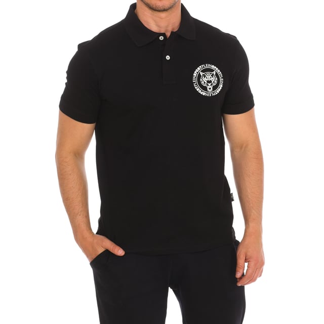 Polo Plein Sport met korte mouwen.
 Kraag met kapel
 Halfhoge knoopsluiting.
 Korte mouwen met geribde afwerking.
 Merkopdruk op de voorkant.
 Merkbadge op de achterkant.
 Naden in toon zichtbaar.
 Samenstelling: 95% Katoen, 5% Elastaan
 Onderhoud:
Wassen op maximale temperatuur 30º.
 Strijken op lage temperatuur.
 Geen droger gebruiken.
 Geen bleekmiddel gebruiken.
 Niet chemisch reinigen.