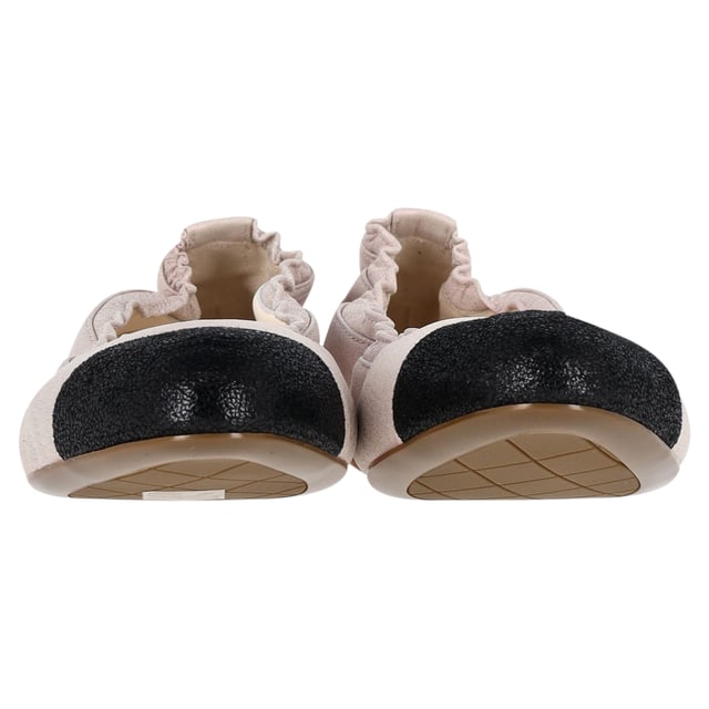 VINTAGE, RRP AS NEW
Step into elegance and comfort with the Chanel CC Cap Toe Scrunch Ballet Flats - a fashionable and practical choice for any occasion. The light pink canvas and black cap toes create a striking contrast, while the CC logo adds a touch of luxury. The scrunch style allows for a snug and flexible fit, so you can dance the night away or run errands with ease. These flats are the perfect combination of style and comfort, ensuring that you always look and feel your best.

Chanel CC Cap Toe Scrunch Ballet Flats in Pink Canvas
Condition: Excellent
Signs of wear: No visible sign of wear. No Mark at insole.,  Very light mark at soles.
Packaging: Dust bag
Color: Pink
Material: Canvas
Size: EU37 / US7
Measurements: Insole length: 280
SKU: NAPPUGBSH370107W