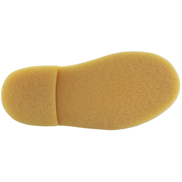 Presentamos las botas Clarks Desert Kids Blue: una opción de calzado elegante y cómoda diseñada para que tu pequeño salga a la calle con confianza. Fabricadas con la misma atención al detalle y la calidad que define a la marca Clarks, estas botas son una mezcla perfecta de moda y funcionalidad para la generación más joven.

Características principales:

 Encantador tono azul:  Las Desert Kids Blue Boots presentan un encantador color azul que añade un toque juguetón al vestuario de tu hijo. El tono vibrante no sólo está de moda, sino que también combina fácilmente con una variedad de trajes, por lo que estas botas una opción versátil para cualquier ocasión.

 Diseño atemporal de bota del desierto:   Inspiradas en la icónica silueta Clarks Desert Boot, estas botas para niños ofrecen un diseño atemporal que trasciende las tendencias. Su forma y estructura clásicas garantizan un look elegante y duradero, lo que las convierte en una elección fiable para cualquier joven que marque tendencia.

 Parte superior de ante resistente:   Fabricadas con ante de alta calidad, estas botas están hechas para soportar el estilo de vida activo de los niños. El material duradero no sólo añade un toque de lujo, sino que también garantiza un uso duradero, por lo que son adecuadas para las aventuras diarias.

 Plantilla cómoda:   Clarks prioriza la comodidad, incluso para los más pequeños. Las botas Desert Kids incorporan una plantilla acolchada que proporciona sujeción y comodidad a cada paso. Tanto si corren por el patio como si van al colegio, estas botas mantienen los pies de los más pequeños felices todo el día.

 Cierre seguro: Las botas están equipadas con un cierre de cordones seguro, que permite un ajuste personalizable. Esta característica asegura que las botas permanezcan cómodamente en los pies de su hijo mientras que proporciona la flexibilidad necesaria para el juego activo.