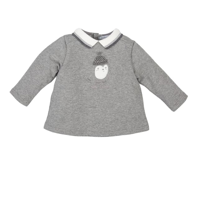 Long sleeve sweater.
 Lapel collar.
 Half-height button closure at the back.
 Embroidered detail on the front and brand name.
 Contrast elbow pad detail.
 Seams seen in tone.
 Composition: 95% Cotton, 5% Elastane
 Care:
- Wash maximum at 30ºC.
 - Iron at medium temperature, max. 110ºC.
 - It is not allowed to use a dryer.
 - Do not use bleach.
 - Does not support dry cleaning.