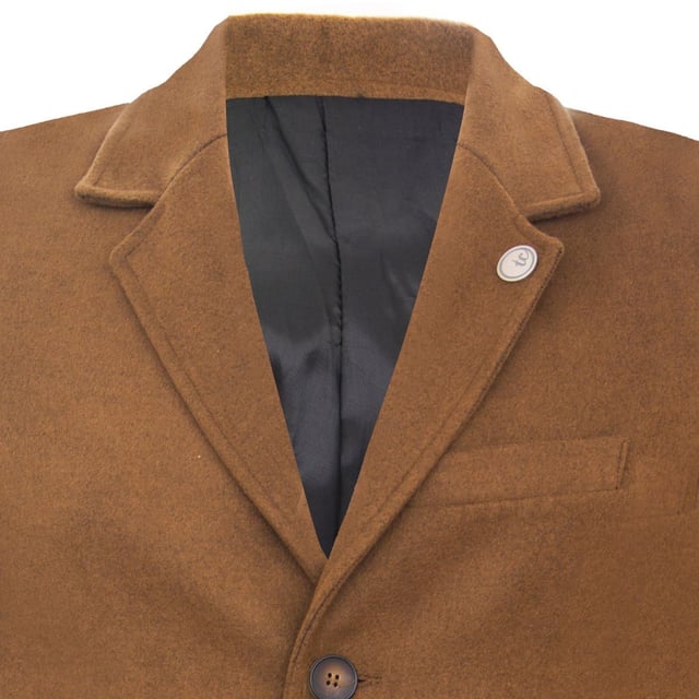 Elegante, elegante y sofisticado, luce perfecto con este abrigo texturizado de tacto de lana de primera calidad, que presenta una tela de mezcla súper suave con bolsillos laterales, bolsillo en el pecho y broche incluidos. Combínalo con un chaleco, un blazer y zapatos para un acabado elegante. Perfecto para todo el año. ¡Disponible en 6 colores impresionantes! Diseño de corte ajustado, ideal para ropa elegante informal o formal. ¡Muchos más estilos y colores disponibles en la tienda!