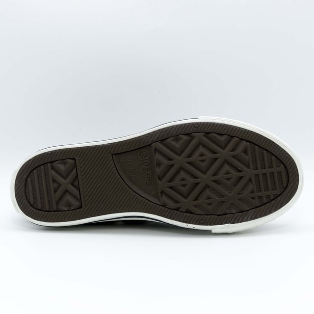 Specificaties: Iconische sneakers, overal bekend om hun onmiskenbare silhouet, gemaakt met klassieke kleuren en een hoogwaardige gevulkaniseerde rubberen zool Vetersluiting: Platte veter Zooltype: Gevulkaniseerde zool