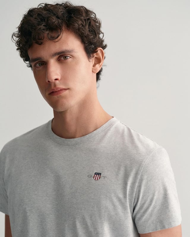 This GANT pyjama T-shirt is crafted from 100% cotton and cut for a regular fit. It features a medium-sized GANT shield graphic printed at the chest.

Regular fit
GANT graphic printed at the chest
Wash with similar colours.

 Cotton 100% 

902339008
 
 