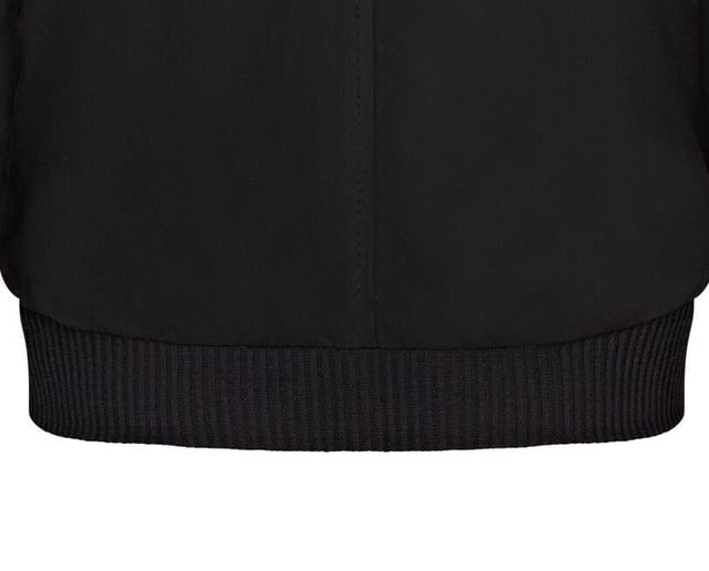 Maak kennis met het Varsity su�de leren bomberjack voor heren, een verfijnde variant op het klassieke MA-1 pilotenjack. Dit jack is gemaakt van 100% zacht geitensu�de en biedt uitzonderlijke duurzaamheid en soepelheid. De zichtbare ritssluiting aan de voorkant is voorzien van een brede, doorgestikte ritssluiting, aangevuld met een ribgebreide kraag, manchetten en zoom voor extra warmte en een slank silhouet. Met vier zakken (twee in de taille en twee aan de binnenkant, waaronder een veilige zak met ritssluiting) combineert dit volledig gevoerde jack stijl en functionaliteit naadloos. � Gemaakt van 100% zacht geitensu�de voor duurzaamheid en comfort � Zichtbare ritssluiting aan de voorkant met doorgestikte ritssluiting � Ribgebreide kraag, manchetten en zoom voor isolatie � Vier zakken: twee in de taille en twee aan de binnenkant, ��n met ritssluiting � Volledig gevoerde binnenkant voor extra warmte en comfort