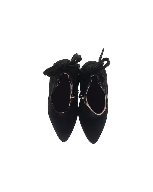 VINTAGE, UVP WIE NEU  
Tauchen Sie ein in eine Welt unvergleichlicher Eleganz mit den Miu Miu Stiefeletten aus schwarzem Wildleder. Diese opulenten Stiefeletten, mit einem klassischen schwarzen Wildlederschaft und luxuriösen Lederakzenten, verfügen über eine semi-spitze Zehenform und auffällige Kegelabsätze, die Raffinesse und Stil ausstrahlen. Mit verdeckten Reißverschlüssen an den Seiten für einen nahtlosen Abschluss sind diese Stiefel der Inbegriff von High-End-Mode und bieten eine perfekte Mischung aus Eleganz und Anziehungskraft für die moderne Fashionista.

Mit Staubbeutel

Miu Miu Stiefeletten aus schwarzem Wildleder  
Farbe: schwarz  
Material: Wildleder  
Zustand: Sehr gut  
Größe: EU36  
Maße: Absatzhöhe: 110; Einlegesohlenlänge: 270  
Gebrauchsspuren: Geringe Abnutzungsspuren, leicht benutzt, aber sehr gut gepflegt. Kleine Markierung an den Sohlen & Faltenbildung, leichte Kratzer an den Sohlen und Absätzen.  
SKU: 368687