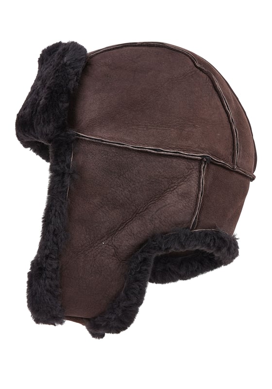 Manténgase cómodo y con estilo con este gorro de aviador de piel de oveja B-55 de la RAF para hombre. Fabricado con piel de oveja auténtica con un suave forro de piel de oveja, ofrece una excelente calidez y comodidad en climas fríos. Diseñado con orejeras y una correa de barbilla segura, este gorro es perfecto para aventuras al aire libre o para uso diario en invierno. Su clásico acabado de cuero negro le aporta un aspecto atemporal y resistente. Características principales: Piel de oveja auténtica con forro de piel de oveja suave Estilo clásico de aviador con acabado negro Orejeras para mayor calidez y protección Correa de barbilla ajustable para un ajuste seguro Ideal para actividades al aire libre en climas fríos y uso diario