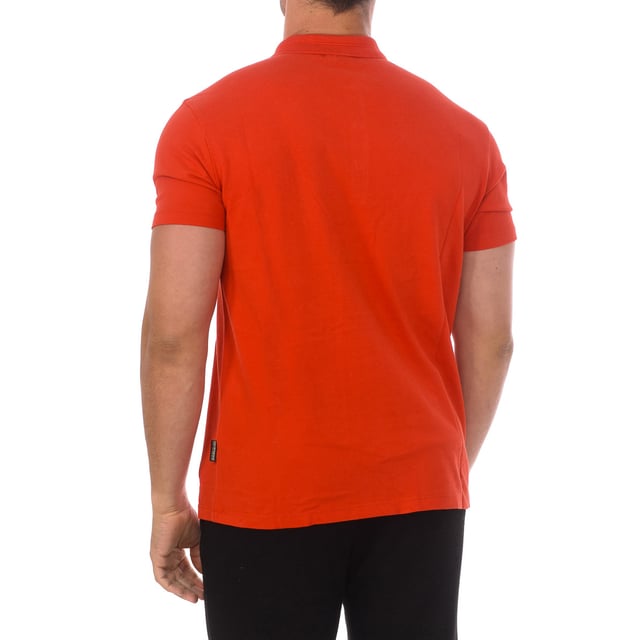 Short sleeve polo Napapijri.
 Lapel collar.
 Short sleeve.
 Half-height button closure.
 Brand logo embroidered on the upper side.
 Seams seen in tone.
 Composition: 100% cotton
 Care:
Wash maximum at 40ºC.
 - Iron at medium temperature, max. 110ºC.
 - Allows you to use a dryer.
 - Do not use bleach.
 - Does not support dry cleaning.