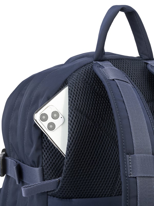 Unisex-Rucksack mit Reißverschluss. eine Innentasche mit Reißverschluss und zwei offene Innentaschen. Zwei Frontreißverschlüsse und zwei offene Seitenreißverschlüsse. Außentaschen. fehlender Schultergurt.  Griff aus recyceltem Polyethylenterephthalat. zwei Innenfächer.  externes Material.  Innenraum aus recyceltem Polyethylenterephthalat. Maße: 30x42,5x17,5 cm. Modeprodukt