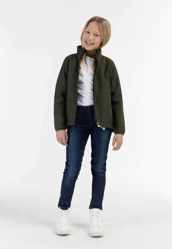 Ihre Kinder werden sie lieben. Diese Softshelljacken von Schmuddelwedda sind angenehm weich, elastisch und leicht. Die Innenseite besteht aus einem weichen Micro-Fleece, wodurch die Wärme konstant gehalten wird. Dank einer beschichteten Außenseite ist sie außerdem wasser- und winddicht. Mit ihrem elastischen Bündchen und der bewegungsfreundlichen Qualität entsteht ein hoher Tragekomfort, der dafür sorgt, dass die Kids für jedes Outdoor-Abenteuer bestens gerüstet sind.  Softshelljacke