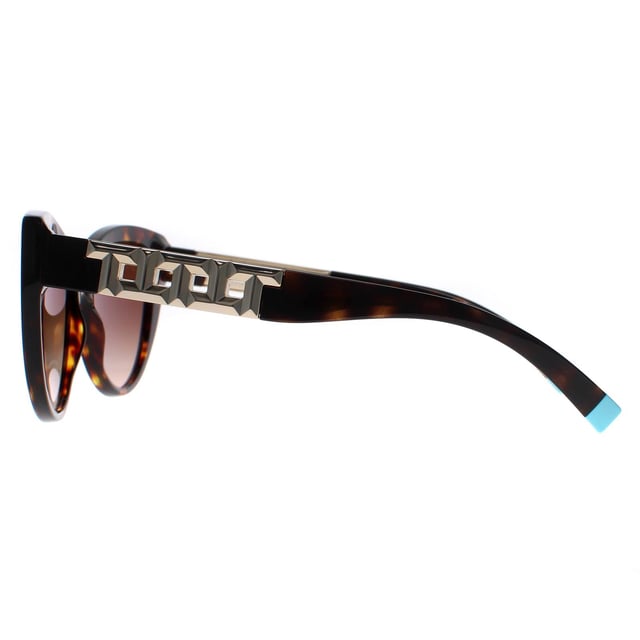 Tiffany TF4196 80153B havana gradiente marrón gafas de sol son un diseño moderno hecho de acetato de alta calidad, estas gafas de sol son a la vez ligero y duradero, por lo que son cómodos de usar durante largos períodos. El emblema de la cadena de la firma Tiffany & Co adorna las patillas de estas gafas de sol, añadiendo un toque de elegancia y sofisticación al diseño.