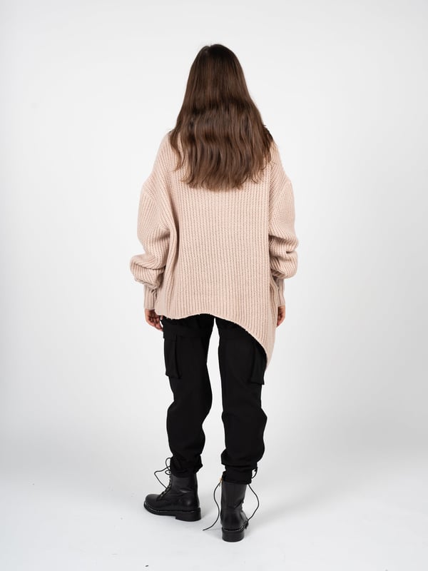 Der durchgesteppte Pullover ist eine perfekte Wahl für kühlere Tage, der Eleganz und Komfort vereint.

Die einheitliche Farbe macht ihn sehr universell und einfach zu verschiedenen Stilrichtungen, sowohl casual als auch formeller, zu kombinieren.

Der Rollkragen verleiht ihm Klasse und Wärme, schützt den Hals vor kaltem Wind und verleiht gleichzeitig einen stilvollen Look.

Der lockere Schnitt sorgt für Bewegungsfreiheit und Tragekomfort, ideal für den täglichen Gebrauch sowie für Wochenend-Outfits.

Hergestellt in Italien, was die höchste Qualität der Verarbeitung garantiert und die Aufmerksamkeit für jedes Detail gemäß der Tradition des italienischen Handwerks sicherstellt.