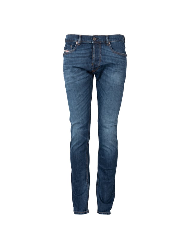 Slim Fit - Dieser Schnitt passt sich perfekt der Figur an, hebt ihre Vorteile hervor ohne zu stark zu drücken, was einen ganztägigen Tragekomfort gewährleistet.
Low Waist - Eine niedrige Taille sorgt dafür, dass die Jeans sich gut mit verschiedenen Stilen kombinieren lassen, von casual bis hin zu eleganteren, und verleiht Freiheit und ein modernes Aussehen.
Slim Leg - Enge Hosenbeine schaffen eine schlanke und verlängerte Beinoptik, was besonders in modischen, städtischen Outfits gewünscht ist.
Außergewöhnliche Knöpfe mit dem Logo der Marke sind nicht nur funktional, sondern auch ein subtiler, designerischer Akzent in deiner Kleidung.
Ein leicht zum Boden hin verjüngender Schnitt der Hosenbeine bewirkt, dass die Jeans perfekt mit verschiedensten Schuhtypen harmonieren, von Sneakern bis zu eleganten Schuhen.
Vorne drei Taschen, hinten zwei bieten Komfort und Platz für kleine Gegenstände, während sie gleichzeitig das klassische Aussehen der Hose bewahren.
Ein Patch mit dem Markennamen an der vorderen Tasche ist nicht nur ein Zeichen für Qualität, sondern auch ein markantes Element, das Charakter und Wiedererkennungswert zu deinem Outfit hinzufügt.
Aus hochqualitativem Stoff gefertigt, garantiert es die Langlebigkeit und Robustheit der Jeans sowie Tragekomfort durch seine Weichheit und Elastizität.