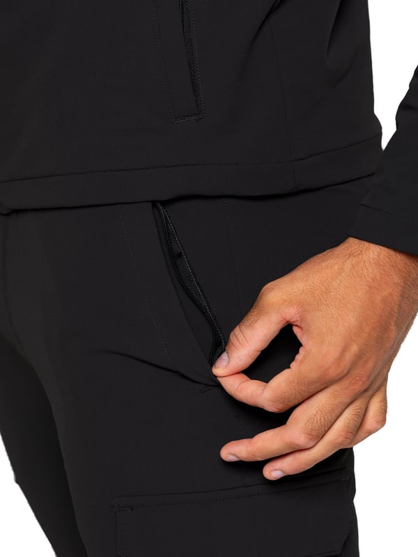 Enzo Herren Cargo Shacket Trainingsanzug Set. Cargo-Jacke mit Kragen und Reißverschluss. Merkmale: Obere Cargo-Taschen vorne, lange Ärmel, abgesteppte Abschlüsse an Manschette und Saum. Das Set wird mit einer schmal geschnittenen Cargo-Hose mit geradem Bein vervollständigt. Elastischer Bund mit verstellbarem Kordelzug. Zwei seitliche Reißverschlusstaschen, eine Gesäßtasche, zwei Cargo-Außentaschen. Gefertigt aus hochwertigem Stretch-Material. Modern, stilvoll und bequem.