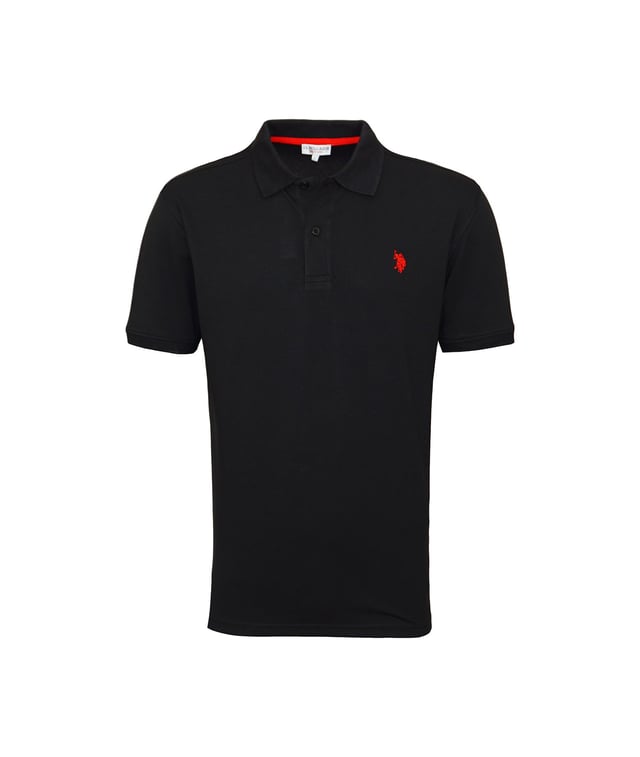 Schönes Poloshirt von US Polo ASSN. Dieses Basic-Poloshirt wurde aus Baumwolle mit einem kleinen Anteil an Elastan gefertigt. Dezente Pololasche auf der linken Brust und kontrastierende, gerippte Bündchen.