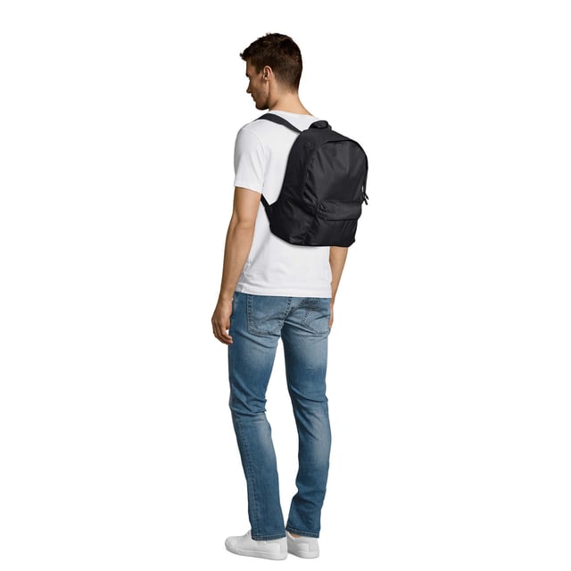 Zipped main compartment. Zipped front pocket. Nylon carry handle. Adjustable padded and reinforced straps. Padded back. Material: 600D polyester. Dimensions: 40 x 28 x 14 cm.