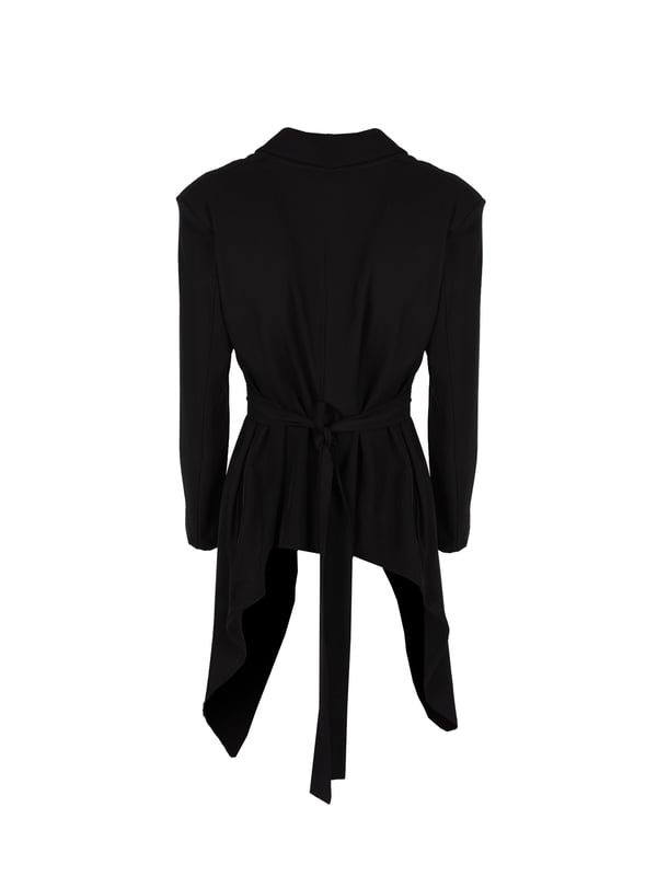 Ein Blazer mit asymmetrischem Schnitt ist die perfekte Wahl für Personen, die einen modernen und stilvollen Look schätzen, der sich von klassischen Designs abhebt und jeder Garderobe eine Prise Avantgarde hinzufügt.

Mit zwei eingesetzten Taschen, die nicht nur Eleganz verleihen, sondern auch äußerst praktisch sind, ermöglichen sie das Verstauen kleiner Gegenstände, ohne die Linien der Silhouette zu stören.

Mit Schulterpolstern, die die Schultern subtil betonen und der Figur ein definiertes und professionelles Aussehen verleihen, ideal für wichtige Meetings und formelle Anlässe.

Mit einem zusätzlichen Gürtel mit Metallschnalle, der nicht nur Stil hinzufügt, sondern auch eine perfekte Anpassung des Blazers an die Körperkontur ermöglicht, wobei die Taille betont wird und dem Ganzen ein elegantes Finish verliehen wird.

Aus hochwertigem Stoff gefertigt, der Haltbarkeit und Tragekomfort gewährleistet, während er gleichzeitig luxuriös und elegant aussieht, was den Blazer zu einer langfristigen Investition macht.