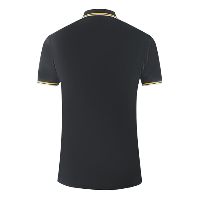 Aquascutum Svart pikétröja med dubbelsidig krage och varumärkeslogga. Gör ett uttalande med Aquascutum London Black Polo Shirt. Med märkets signaturlogotyp förkroppsligar denna skjorta sofistikering och lyx. Perfekt för alla tillfällen, denna skjorta är ett måste för dem som uppskattar kvalitet och stil. Förhöj din garderob med detta ikoniska plagg. Signaturlogotyp, polotröja med dubbel krage, korta ärmar. 100% bomull, knappstängning. Vanlig passform, Passar perfekt i storlek. Stilkod: PO002 16
