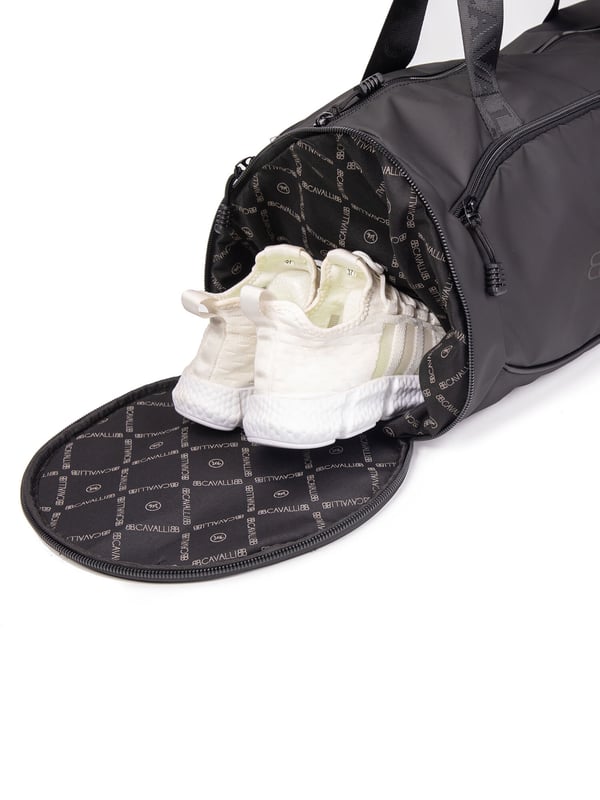Unisex-Reisetasche mit Reißverschluss. fehlende Innentaschen. Eine Vorderseite mit Reißverschluss, eine Rückseite mit Reißverschluss und eine Seite mit Reißverschluss-Außentaschen. im PVC-Schultergurt. fehlender Griff. ein Innenfach.  Außenmaterial: Innenmaterial: 100 % Polyester. Maße: 44x26x25 cm. Modeprodukt
