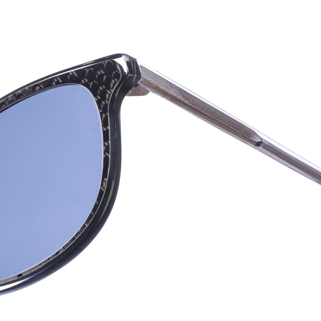 Roser sunglasses.
 Zen sunglasses with acetate frame.
 Square shape.
 Acetate temples.
 100% UV Protection.
 Includes a neutral fabric cover.
 Measures: Lens height: 45mm
 Lens width: 50 mm.
 Bridge: 20 mm.
 Temples: 145 mm.
 Composition: Acetate
 Care:
Cleaning and maintenance:
 -Clean the glasses with soap and water (neutral).
 - Do not use dirty or abrasive cloths, which may alter the characteristics of the filters.
 - Use only original accessories and spare parts.