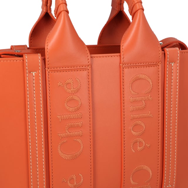 Material: Leather

Width 25.5 cm x Height 20 cm x Depth 8 cmAdjustable
shoulder strap length Min. 96 cm - Max. 105 cmHandle
drop: 8.5 cmMeasurments:  width: 255 mm height: 200 mm strap length: 960-1050 mm handle drop: 85 mm