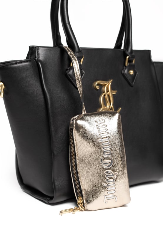 Bolso Juicy Couture: Elegancia con un toque moderno

Elegante y moderno, este bolso está confeccionado en piel ecológica de alta calidad. Su diseño minimalista presenta asas rígidas y el característico logotipo Juicy Couture en metal rosa. El cierre de cremallera garantiza la seguridad de tus pertenencias, mientras que el interior forrado ofrece compartimentos que te ayudarán a organizar tus objetos esenciales. La bandolera de cadena extraíble te permite llevarlo en la mano o colgado del hombro. Perfecto para completar tus conjuntos de diario.

Dimensiones: 24,5 x 15,5 x 25 cm