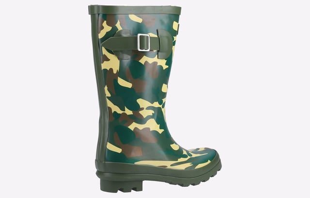 Designed in the heart of the countryside comes this fun junior wellington. A stylish smooth camo print with premium rubber offering excellent waterproofing and grip on muddy terrain.
- Lightweight and flexible pull on boot- Fully waterproof premium rubber upper
- Decorative strap and buckle feature
- Soft cotton lining
- Removable foam insole
- Deep traction tread