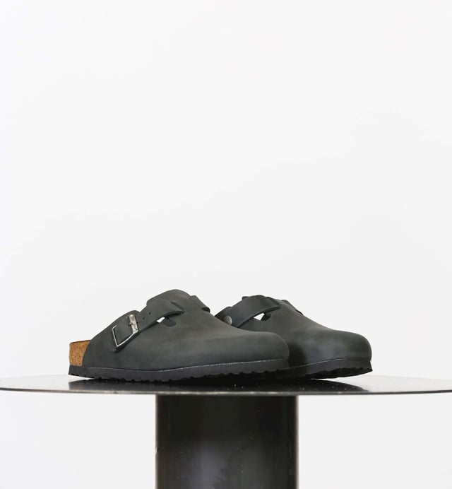 Birkenstock Boston Hausschuh Farbe: Schwarz Schwarz Obermaterial: Geöltes Nubukleder Innen: Nubukleder Sohle: Eva Verschluss: Riemen mit verstellbarer Metallschnalle Details: Anatomisches Kork-Latex-Fußbett Passform: Schmal Anlass: Freizeit