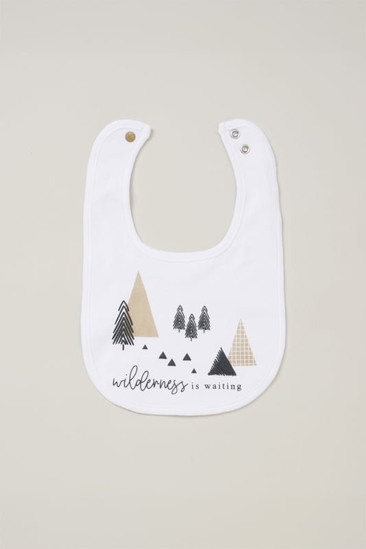 This Homegrown Baby printed 5-Piece Gift Set includes a cosy all-in-one, bodysuit, hat, and mitts. Made from soft 100% organic cotton, the set features 'Grow with Me' functionality for adjustable fit. Packaged in a mesh bag, it's the perfect gift for welcoming a new baby.