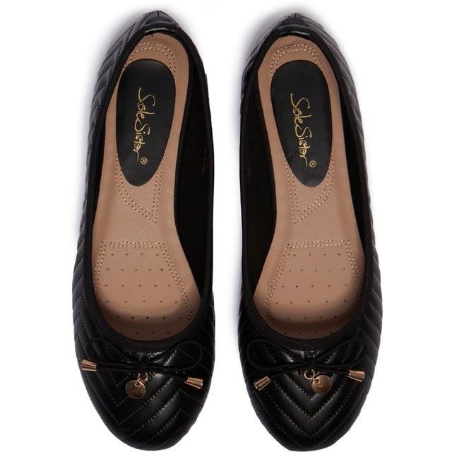 Deze prachtige Stevi ballerina van Solesister is een veelzijdige platte pump, die je de hele dag en tot in de avond kunt dragen en complimenteert je smart tot casual looks. Dit tijdloze kledingstuk is gemaakt van een gewatteerd bovenwerk in leerlook met een zachte voering, een comfortabel voetbed en een flexibele, slanke buitenzool voor een vleugje elegantie. Een gemakkelijk te dragen klassiek model met een zachte binding aan de bovenlijn. Een delicate strik voegt details toe aan het balletontwerp.
