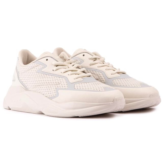 Estas zapatillas Leon Runn en color blanco roto son unas zapatillas HUGO con cordones y estilo atlético con una parte superior mixta de primera calidad. con superposiciones llamativas. Costuras decorativas y detalles de ribetes reflectantes y marcas famosas. La zapatilla de estilo running contemporáneo tiene un grosor. suela elegante. una plantilla acolchada y un cuello acolchado para mayor comodidad. No importa si quieres hacer una declaración de moda de diseñador o hacer ejercicio en el gimnasio con estilo. Estos son tus corredores preferidos.