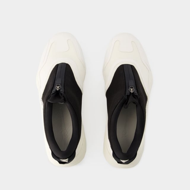 Kleuren: Zwart - Zwart/Zwart/Off White. Hoofdmateriaal: glad kalfsleer. Materiaal zool: rubber. Sluiting: veters bovenaan. Tipvorm: rond. Pasvorm: op maat - Maatvoering: Europees.