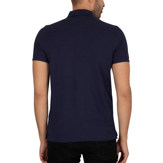 Diese Original-Herren-Designer-Polos mit kurzen Ärmeln von Gant verfügen über das Markenlogo, einen kontrastierenden Saum und einen Button-Down-Ausschnitt mit Kragen. Gefertigt aus 100% Baumwolle, sind diese leichten und atmungsaktiven Polos mit normaler Passform für Freizeit- und Arbeitskleidung geeignet.