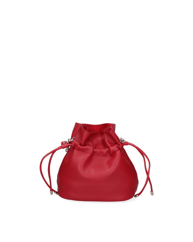 Bolso tipo bombonera para mujer. El cierre es con cremallera. Los bolsillos internos son uno con cremallera y otro abierto. Los bolsillos externos están ausentes. La correa para el hombro es ajustable y extraíble. El mango es de cadena. Hay un compartimento interno. El material exterior es PVC. Internamente está forrado en poliéster. Medidas: 22x24x12 cm. Producto de moda