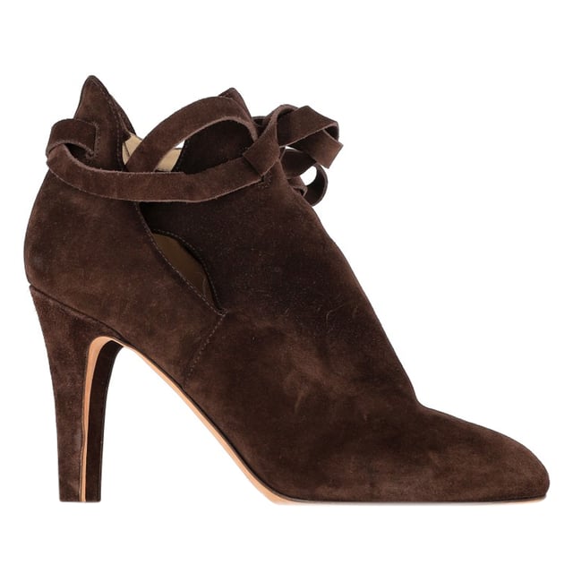 Jimmy Choo Marina Ankle Boots in Brown Suede VINTAGE, RRP AS NEW
Step into sophisticated style with the Jimmy Choo Marina Ankle Boots in rich brown suede. These elegant boots are designed to elevate any outfit with their luxurious suede finish and sleek, modern silhouette. The smooth brown suede adds depth and texture, creating a versatile color that complements both casual and formal wardrobes.
Jimmy Choo Marina Ankle Boots in Brown Suede
Condition: Very good
Signs of wear: Minor markings, Lightly used but very well maintained. Minor mark at soles & creasing, light scuffing at the soles and heels.
Packaging: Dust bag
Color: Brown
Material: Suede | suede
Size: EU | 38/IT38/UK5/US8
Measurements: Heel height: 100; Insole length: 270
SKU: TONPUGBSH423461W