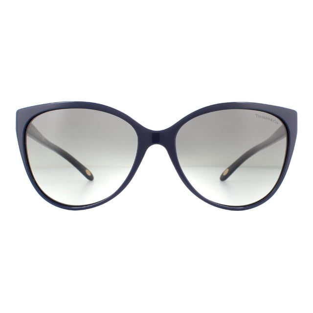 Las gafas de sol Tiffany TF4089B 82303C Azul Gris Degradado tienen una bonita forma de ojo de gato para mujer con deslumbrantes cristales en las bisagras. El icónico azul Tiffany se revela sutilmente alrededor de los bordes y el logotipo se presenta en cada patilla.