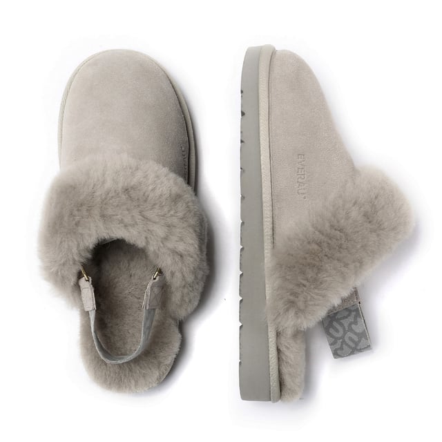 EVER AU Slingback-pantoffels voor dames met verwijderbare band-PELICAN Met maximale gezelligheid en een beetje lift is Pelican Slingback Slippers met verwijderbare band de nieuwste stijl van Everau. Een van de opvallende kenmerken van de Pelican Slippers is de afneembare riem en het slingback-ontwerp. Dankzij de verstelbare riem kunt u de pasvorm naar eigen voorkeur aanpassen, zodat u verzekerd bent van een veilig en comfortabel gevoel. Of je nu de voorkeur geeft aan de ondersteuning van een riempje of de vrijheid van een instapper, deze pantoffels bieden veelzijdigheid voor jouw gemak. draag ze binnen of buiten voor een stijlvolle pantoffelervaring. Specificatie: Bovenwerk van suède Warme voering van schapenvacht Zachte binnenzool van schapenvacht EVA-zool Technologieën: Water & Vlekbestendig bovenwerk Slipvaste buitenzool