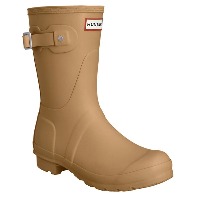 Perfect for wet weather conditions this women's Wellington is a shorter version of the iconic Hunter Original Tall Boot. Formed of natural rubber, each boot is handcrafted and assembled over three days before being vulcanised for superior protection.