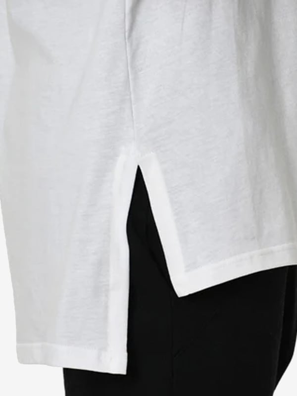 Producida en Italia, esta camiseta es un verdadero símbolo de calidad y estilo, fusionando la artesanía tradicional con un diseño moderno, garantizando no solo comodidad, sino también elegancia.

El color uniforme de esta camiseta hace que sea extremadamente universal y fácil de combinar con diferentes elementos del vestuario, ideal para cualquier ocasión, desde salidas casuales hasta reuniones más formales.

La camiseta con costuras añade un toque sutil pero refinado, que la distingue de otras, enfatizando la atención al detalle y la alta calidad de fabricación.

El diseño más largo no solo proporciona comodidad adicional, sino también una apariencia moderna, que se combina perfectamente tanto con jeans como con pantalones elegantes, otorgando a la silueta un carácter moderno y estiloso.