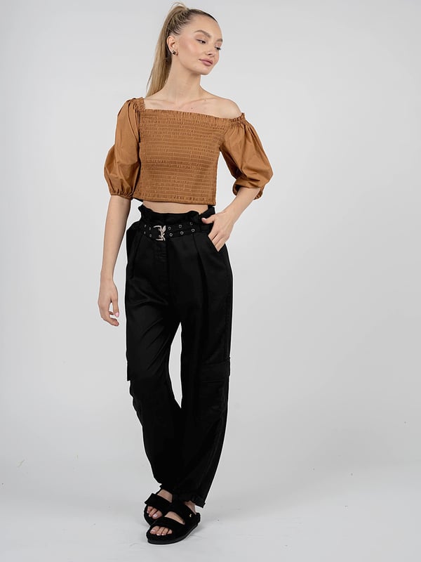 Crop Top
Corte ajustado
Estilo español
Bordes rematados con elástico
Mangas abullonadas 3/4
Adornado con pliegues
Etiqueta de marca en dorado en la nuca
Hecho de algodón de alta calidad