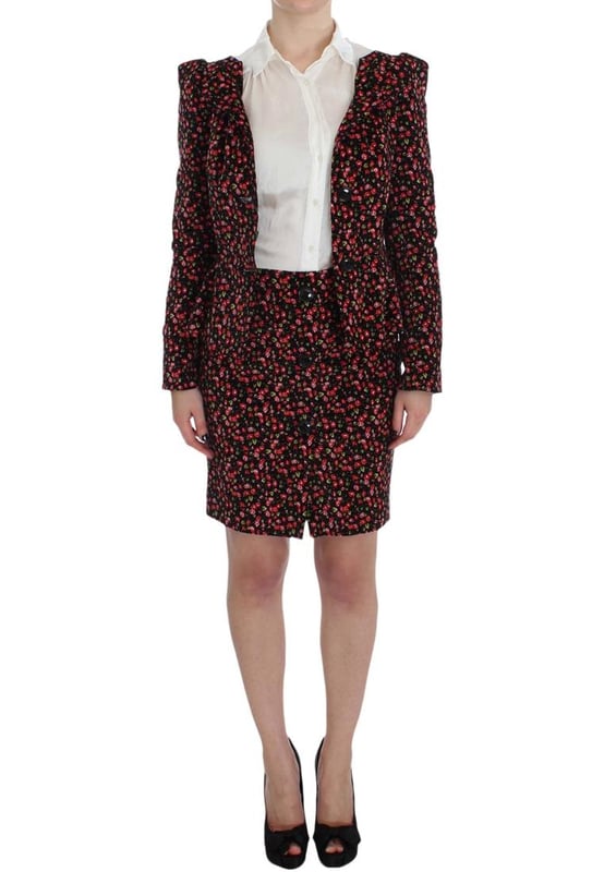 Precioso a estrenar con etiquetas.
  Traje de 2 piezas: chaqueta blazer y falda lapiz por encima de la rodilla.
  Negro con detalles florales multicolores.
  Fabricado en Italia.
  Cierre de boton.
  Totalmente forrado.
  Material: 63% poliester 32% rayon 5.