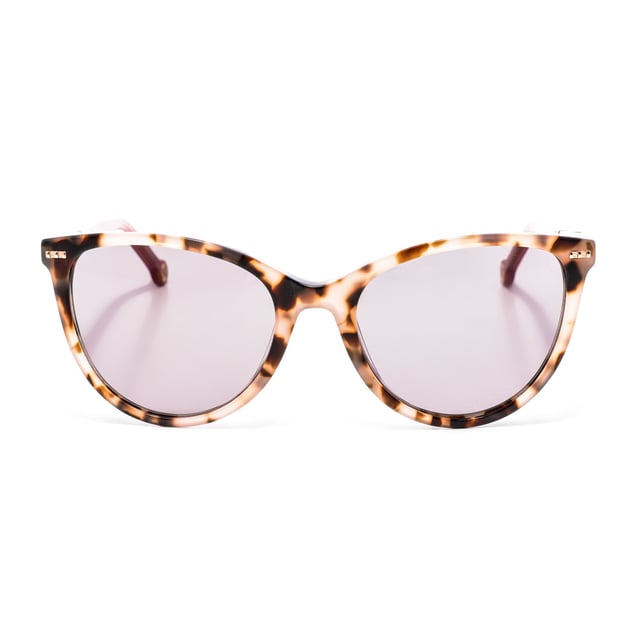 Gafas de sol CH0107S con montura de acetato

Forma y diseño:
- Estas gafas Carolina Herrera tienen una silueta redonda.

Material de la montura:
- La montura de estas gafas está fabricada en acetato, un material plástico.
- El acetato proporciona durabilidad, flexibilidad y un acabado liso a la montura.

Patillas de acetato:
- Las patillas también están hechas de acetato, a juego con el material de la montura.
- El acetato en las patillas las hace livianas y cómodas de llevar.

Detalles de la marca:
- Grabado de la marca Carolina Herrera en las patillas.
- Estos elementos de diseño ayudan a identificar claramente el modelo como parte de la colección de gafas Carolina Herrera.

Lentes:
- Los lentes son de alta calidad.
- Estos lentes proporcionan una excelente protección UV y una visión nítida y clara.
 Medidas: Alto lente: 49 mm. Ancho lente: 57 mm. Puente: 20 mm. Patillas: 145 mm.
 Composición: Acetato
 Cuidados:
Utiliza un paño de microfibra suave y limpio para limpiar tus gafas de sol. Este tipo de paño no rayará los lentes.
Evita usar productos de limpieza abrasivos, detergentes, alcohol o acetona, ya que pueden dañar los lentes y los tratamientos antirrefleja