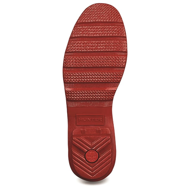 First introduced in 1956, the Original Tall welly is handcrafted from 28 parts and built on the original last for exceptional fit and comfort. This particular style is finished in a high gloss.