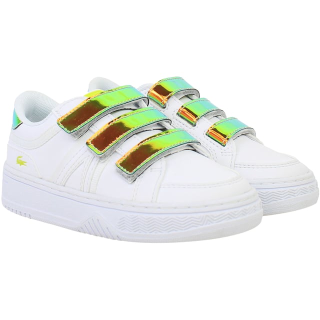 Die weißen Lacoste L001 123 2 SUI Kinder-Sneaker bieten aktiven Kindern Stil und Komfort. Inspiriert von der Ästhetik des Vintage-Tennis verfügen diese Sneaker über ein schlankes und sportliches Design, wodurch sie sich perfekt für den Alltag, die Schule oder lockere Ausflüge eignen. Wichtige Eigenschaften: Obermaterial aus Kunstleder: Strapazierfähig und pflegeleicht mit einem eleganten Look, der aktiver Nutzung standhält. Ikonisches Lacoste-Branding: Verziert mit dem charakteristischen Krokodil-Logo und geprägten Details für einen klassischen und stilvollen Touch. Gepolsterte Innensohle: Bietet verbesserten Komfort und Unterstützung für wachsende Füße und ermöglicht ganztägigen Tragekomfort. Gepolsterter Kragen und Zunge: Verbessern Passform und Komfort um den Knöchel und bieten ein angenehmes und sicheres Gefühl. Strapazierfähige Gummi-Außensohle: Sorgt für hervorragenden Halt und lange Haltbarkeit auf verschiedenen Oberflächen, geeignet für aktive Kinder. Perforierte Details: Verbessern die Atmungsaktivität und halten die Füße auch bei längerem Tragen kühl und bequem. Verstellbare Klettverschlüsse: Ermöglichen einfaches An- und Ausziehen und eine individuelle Passform, perfekt für jüngere Kinder. Klassisches Weiß: Ein vielseitiges und zeitloses Design, das sich mühelos mit Schuluniformen, Sportbekleidung oder Freizeitkleidung kombinieren lässt. Die weißen Lacoste L001 123 2 SUI Kinder-Sneaker sind eine stylische und praktische Wahl für Kinder und bieten Haltbarkeit, Komfort und ein ikonisches Branding für den Alltag. Perfekt für aktive und stylische Kinder.