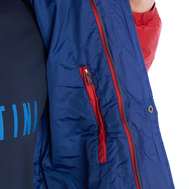 Chaqueta acolchada de hombre de La Martina.

Un diseño funcional y moderno define esta chaqueta acolchada de La Martina, ideal para mantener el estilo y la calidez durante el invierno.

Detalles:

- Confeccionada en tejido exterior resistente al viento y de alta calidad.
- Forro acolchado.
- Capucha desmontable con cremallera y cierre de botones a presión.
- Cierre frontal con cremallera y solapa adicional con botones de presión para mayor protección contra el viento.
- Cordón en el dobladillo interno ajustable.
- Bolsillos laterales con cierre de cremallera.
- Bolsillo interno con cierre de cremallera.
- Bordado distintivo de La Martina en el pecho.
- Puños y dobladillo elásticos en canalé.

Esta chaqueta de hombre acolchada de La Martina combina calidez, estilo y funcionalidad, siendo la opción perfecta para quienes buscan una prenda versátil y elegante para el invierno.
 Composición: Tejido: 100% Poliamida; Forro: 100% Poliéster; Relleno: 70% Plumón, 30% Pluma
 Cuidados:
- Lavar a máquina en un ciclo suave con agua fría.
- Usar detergente suave y evitar el uso de blanqueadores.
- No usar secadora.
- No planchar directamente la chaqueta.