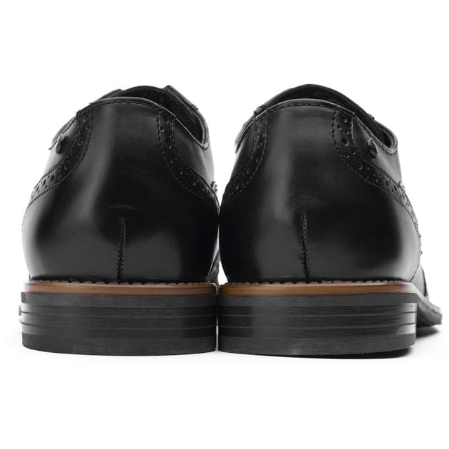 Zapatos negros Risco de Base London para hombre, confeccionados en piel y suela de goma. Presentan detalle brogue y marca Base London.