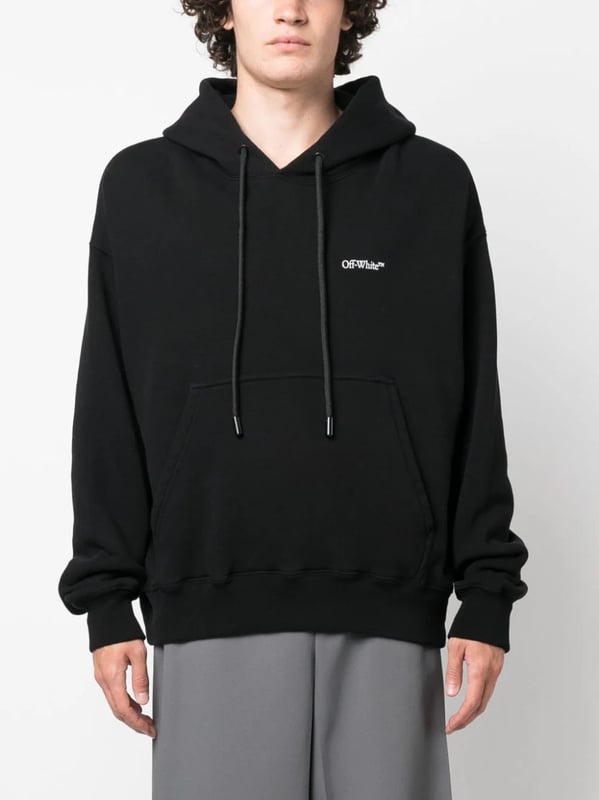 El motivo reconocible al instante de Off-White, la Flecha, adorna la parte posterior de esta sudadera con capucha de algodón negra en una versión descolorida de 'Scratch' en tonos blancos, un guiño a la afinidad de la marca por la logomanía y los estampados gráficos atrevidos.
