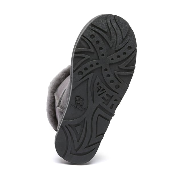 Confeccionadas con tres cierres de cuerno para un toque de estilo en el diseño clásico atemporal, las botas Ashy cuentan con una suela de doble capa ligera que ofrece tanto flexibilidad como durabilidad. Ya sea atadas o dobladas hacia abajo, los tres botones de cuerno permiten un estilo versátil para adaptarse a tus preferencias. Producto No. EAU3018 Descripción: Parte superior de piel de oveja de doble cara - Forro de lana de oveja - Suela de TPR