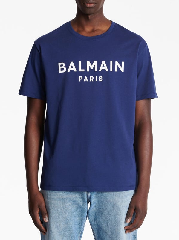 Presented in a navy colourway with a cotton construction, Balmain's round-neck T-shirt boasts a contrasting logo print at the chest for a recognisable look